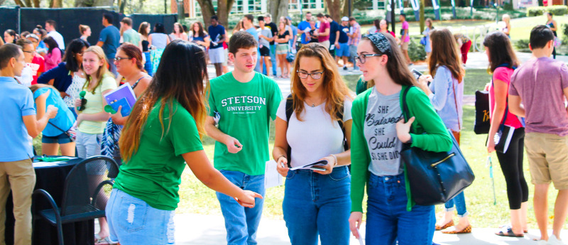 Stetson students gathering at exposition tables